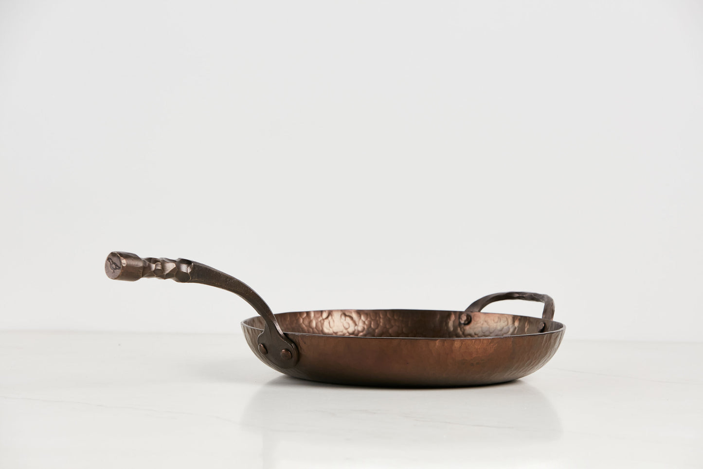 Attractive Farmhouse skillet in lightweight carbon steel