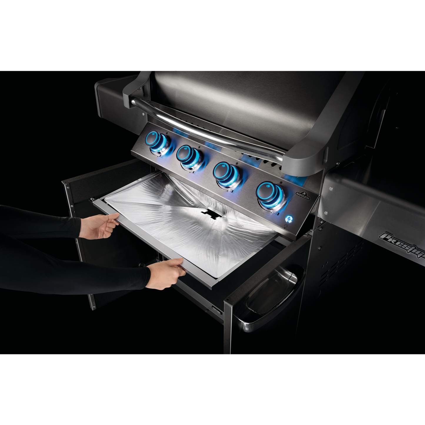 The disposable drip pan liner makes it easier for you to keep your grill clean.