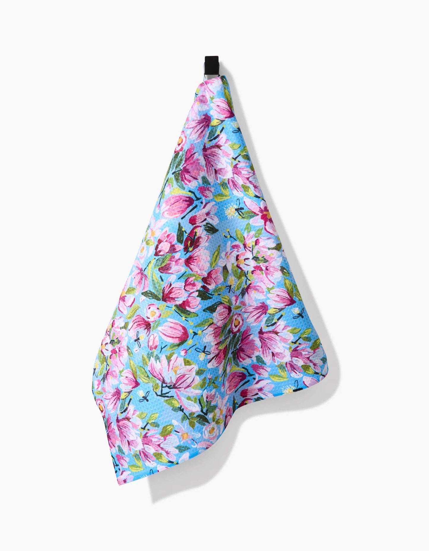 Enjoy maximum absorbency with a waffle-weave tea towel in attractive Magnolia print.