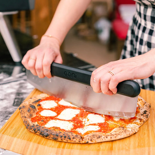 Cut pizza effortlessly with a rocking pizza cutter blade.