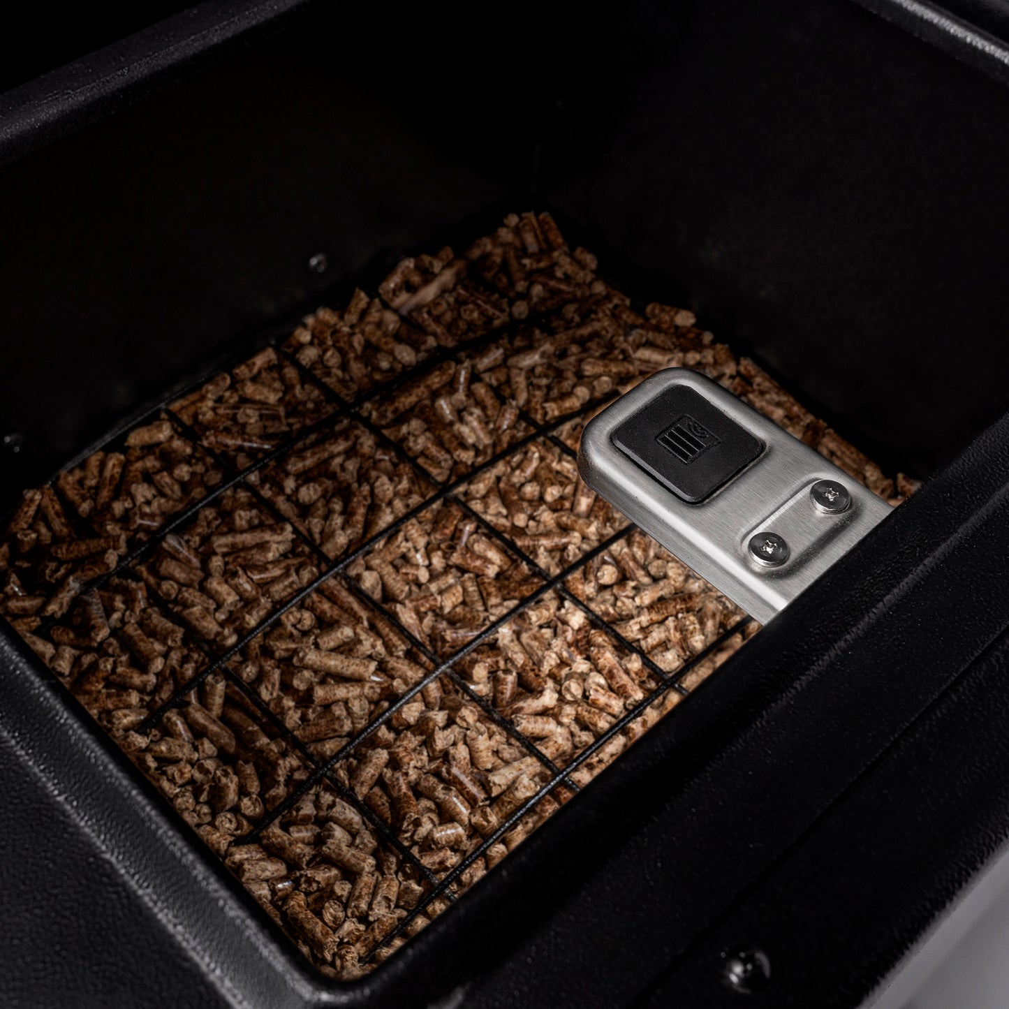 Never run out of hardwood pellets again, thanks to a built-in pellet sensor.