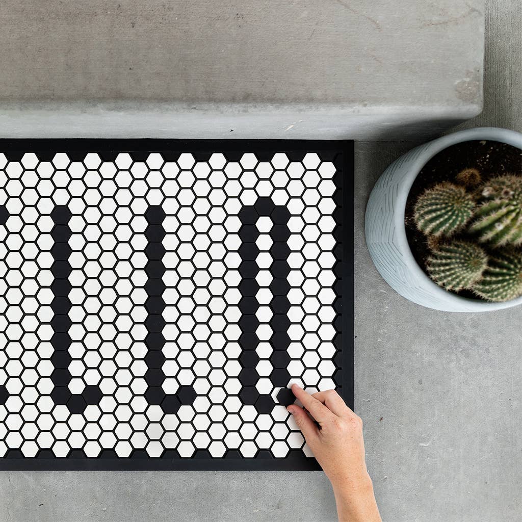 Write your own welcome message on this customizable tile mat.