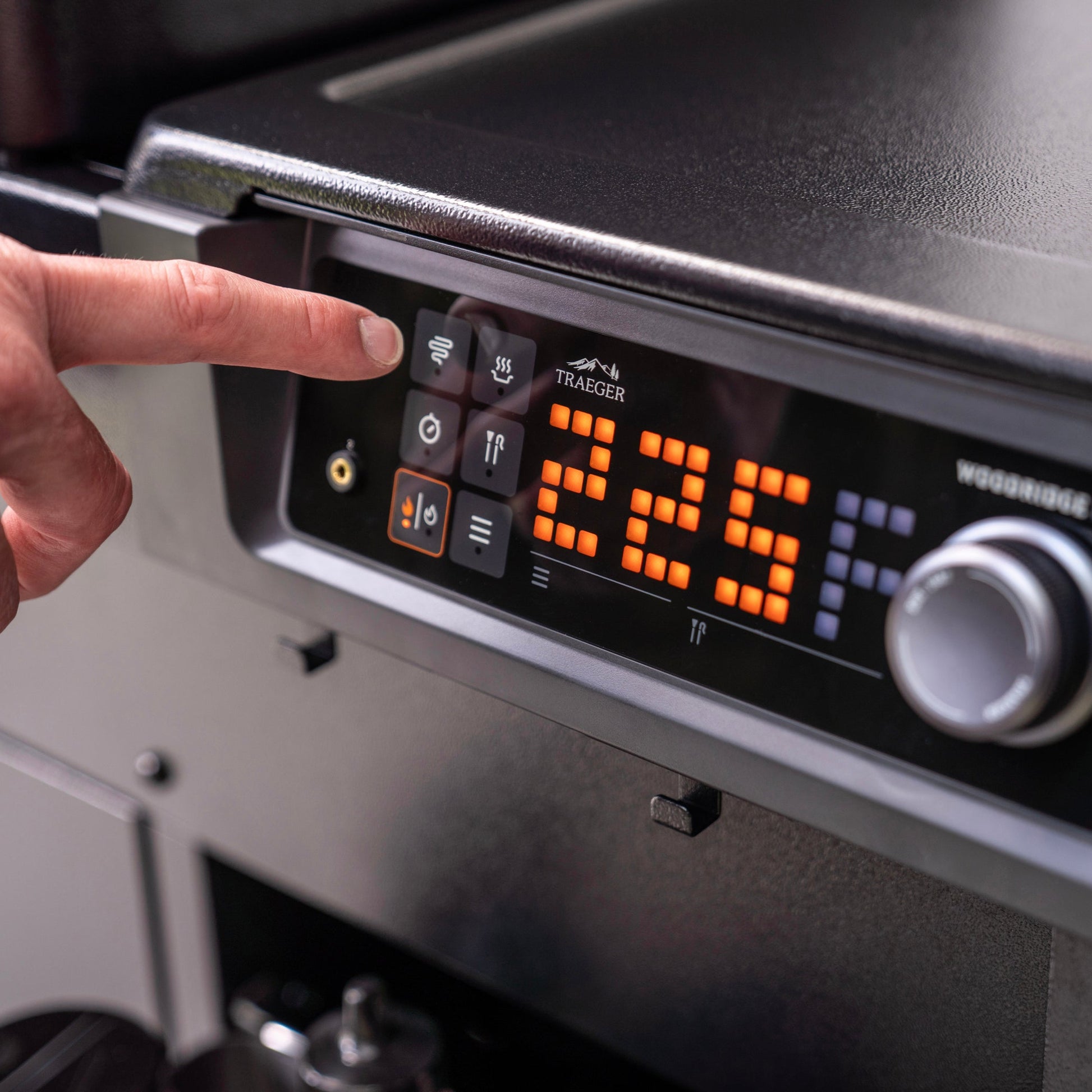 The Traeger Woodridge Elite comes with a digital controller and includes Super Smoke mode.