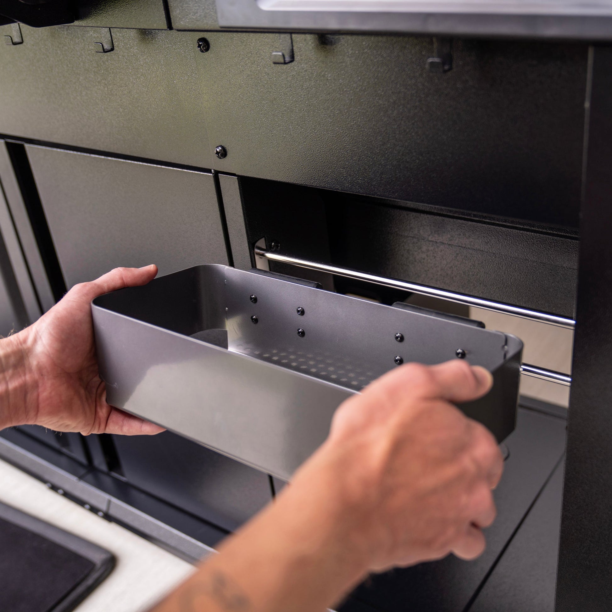 Customize attachments for maximum convenience with the rail system built into this Traeger Woodridge Elite grill.