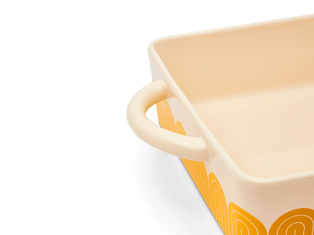 You'll have no trouble carrying this casserole dish, thanks to functional handles on both sides.