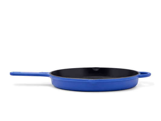 The handles and underside of this searing pan are a vibrant Blueberry shade.