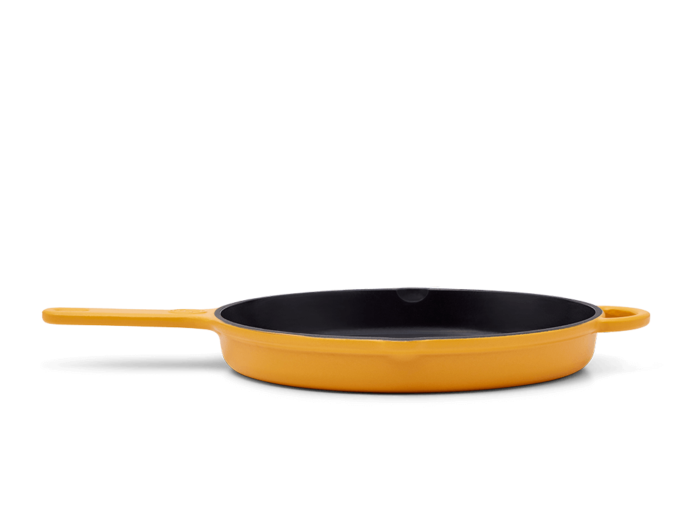 The King Sear pan comes with a long sturdy handle and a short one for safe, convenient carrying from grill to table. 