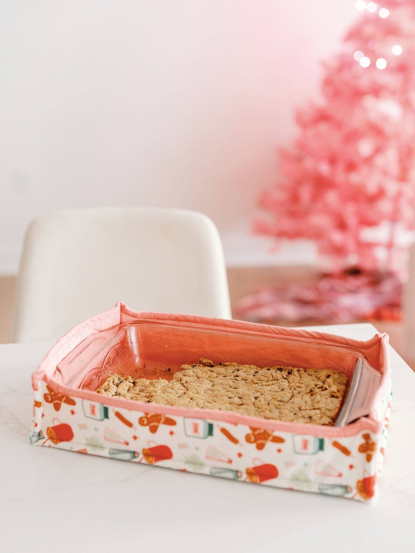 This kitchen set includes one (1) casserole carrier. 