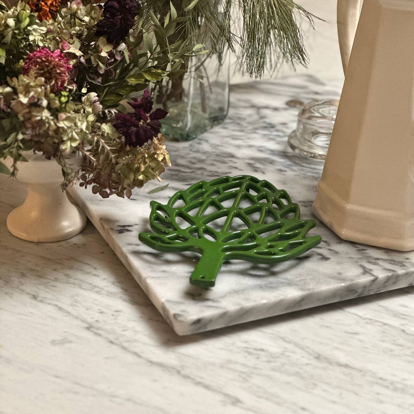 Add charm to your home with this beautiful artichoke trivet. It blends beautifully with home decor. 