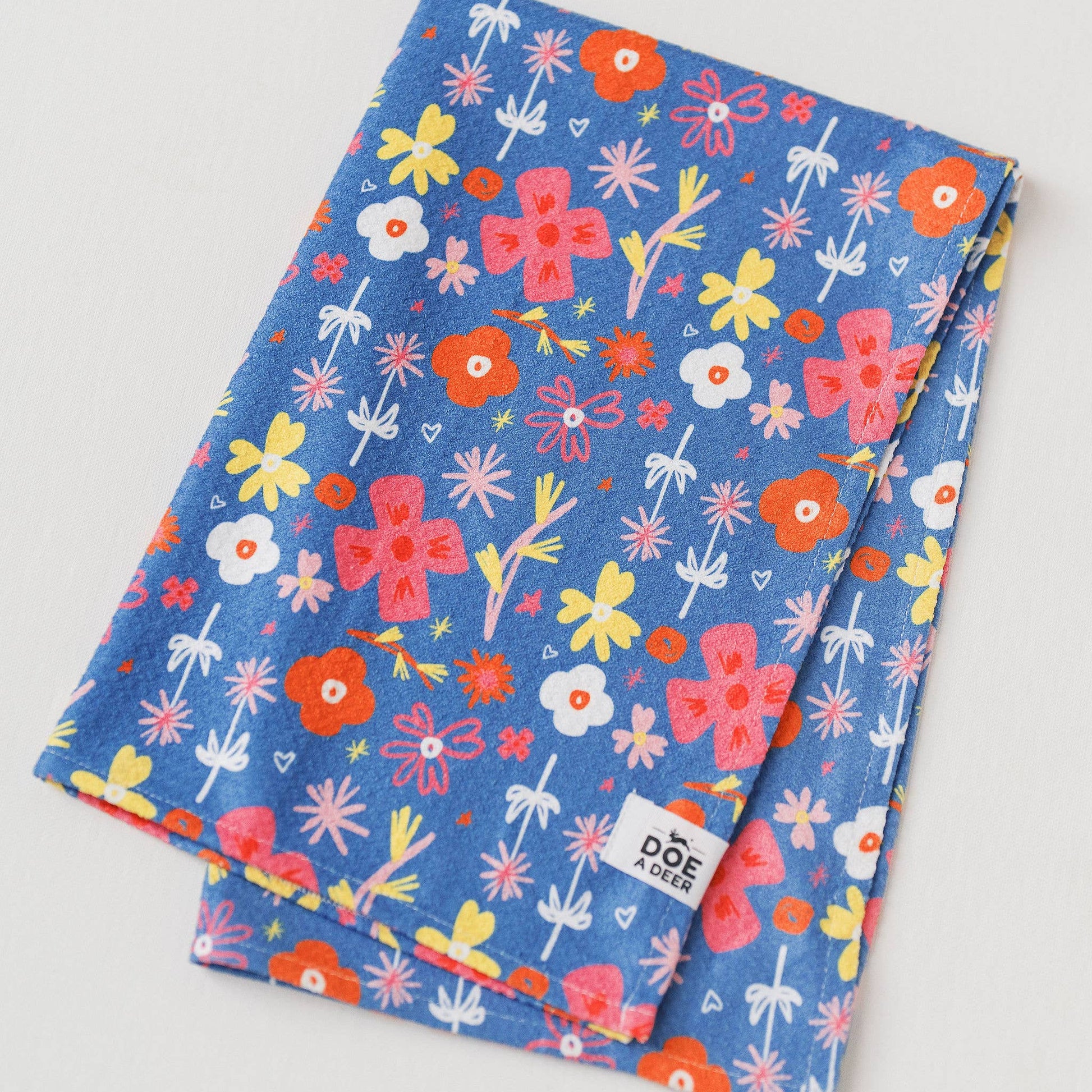 Buy 1 (one) kitchen towel in a bright Happy Flowers print. 