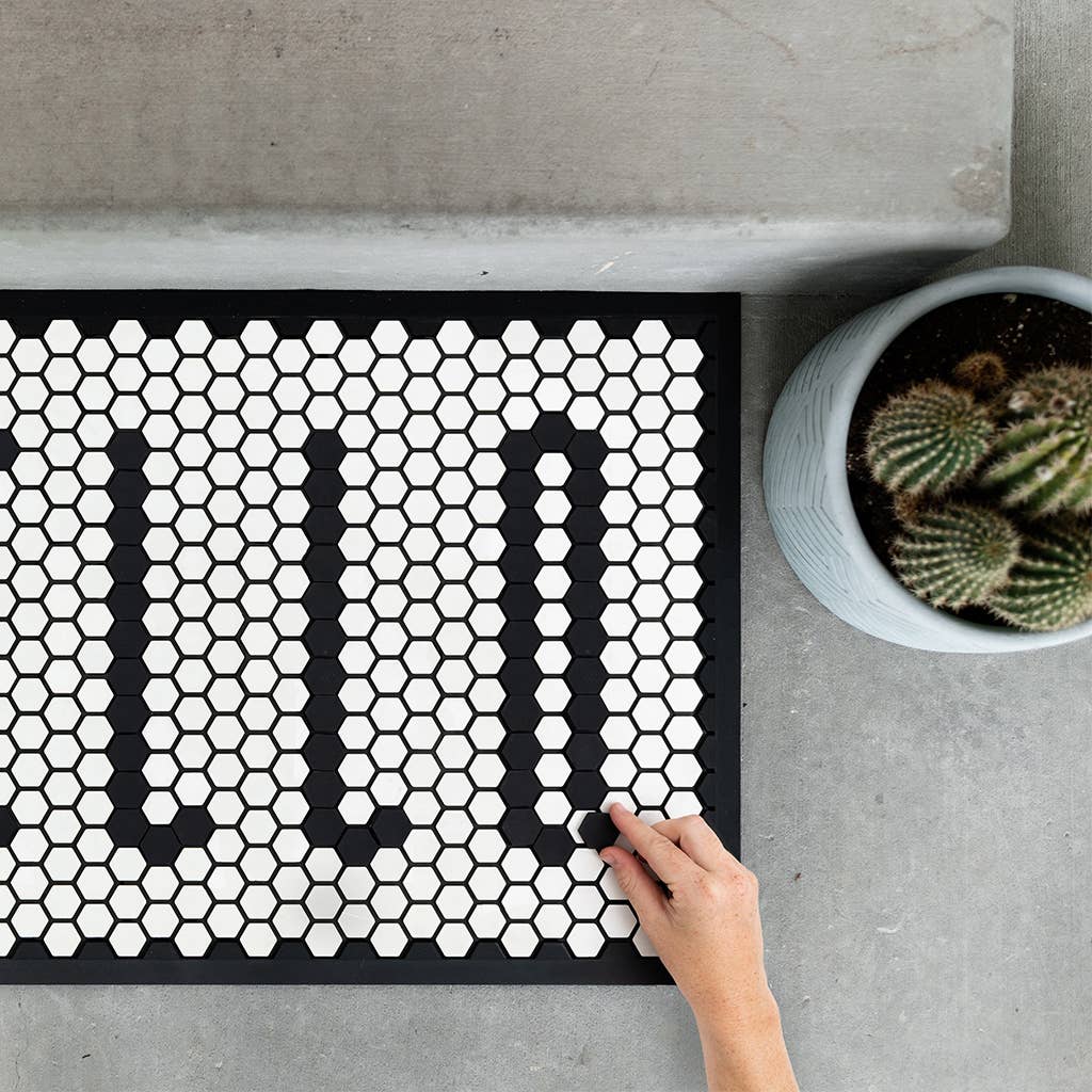 Write your own welcome message on this customizable tile mat. 