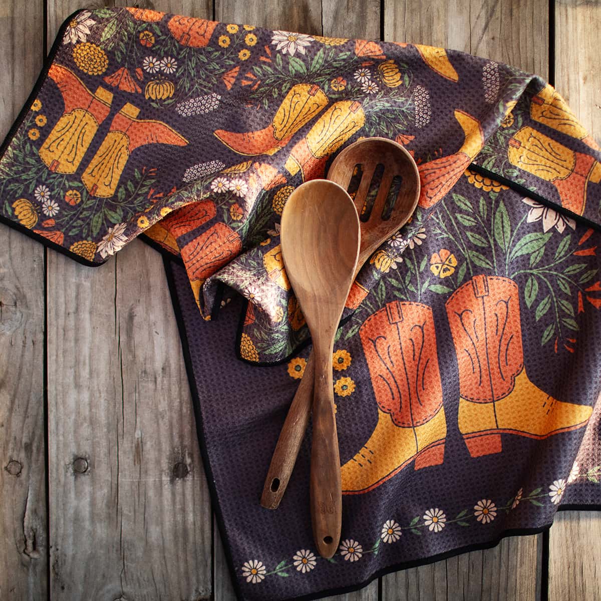 Bring chic western style to your kitchen with this beautiful towel. 