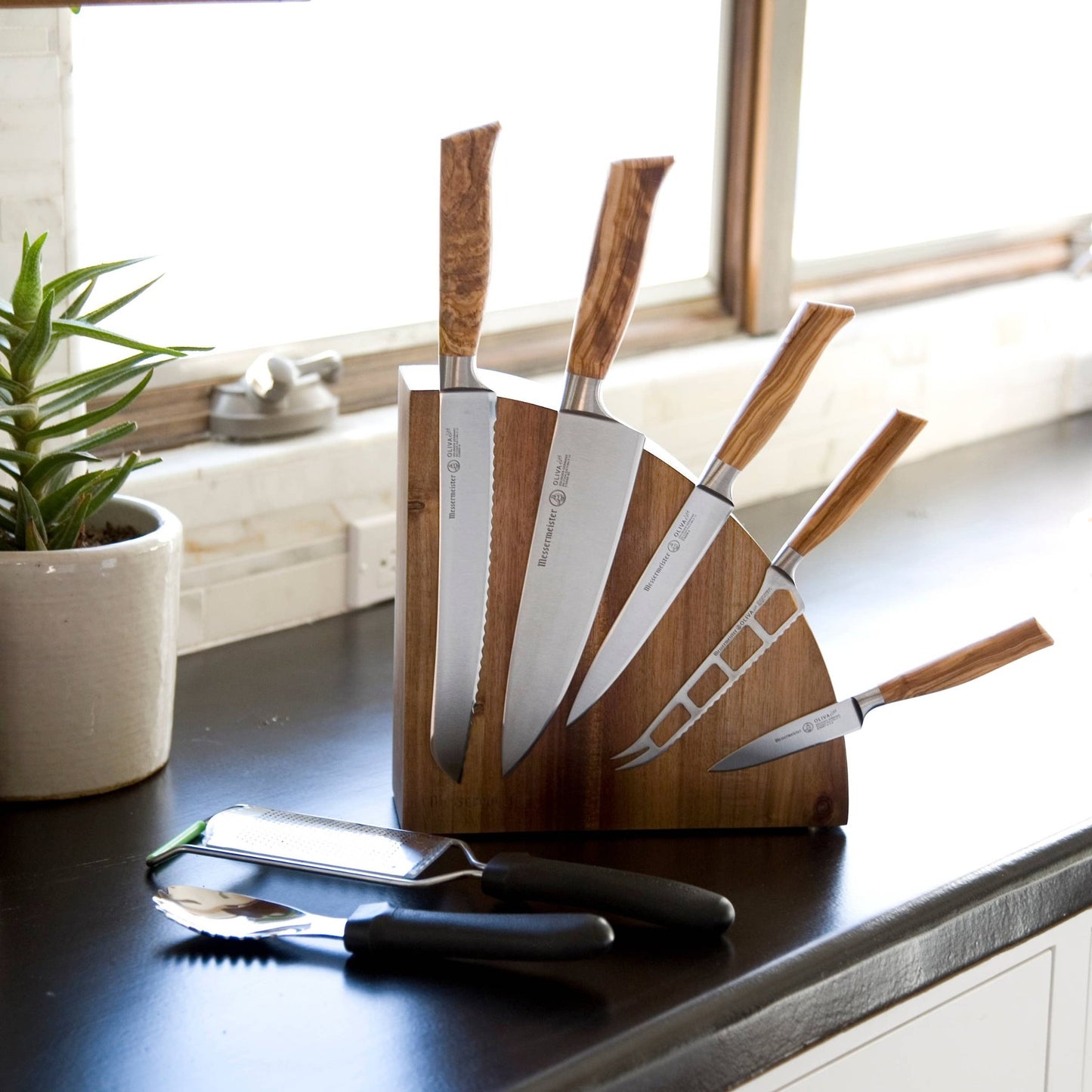 This knife holder can hold up to 10 blades, 5 on each side. 