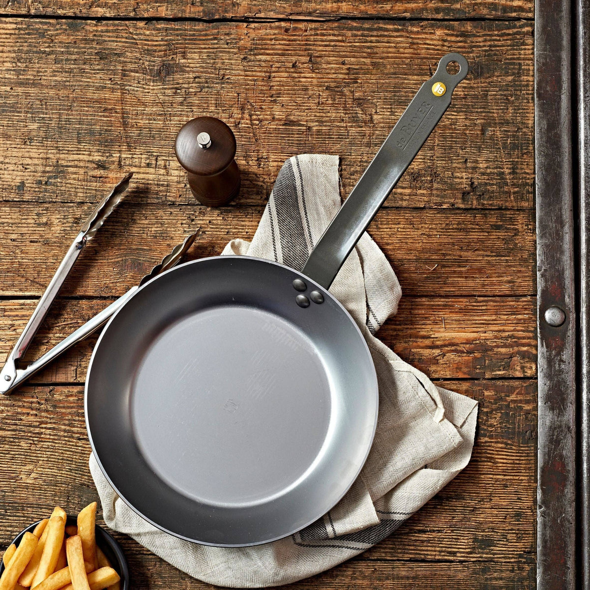 Your new de Buyer MINERAL skillet will arrive with a protective beeswax coating and has zero toxic chemicals. 