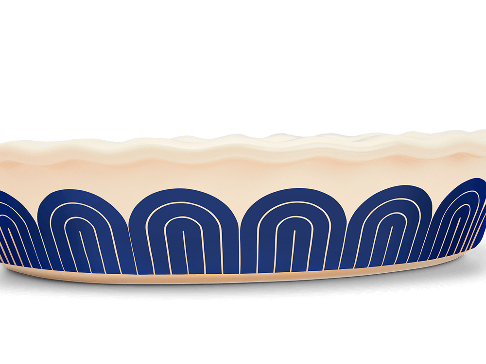 Enjoy a close-up view of the blue arch pattern around the outside base of the pie plate.